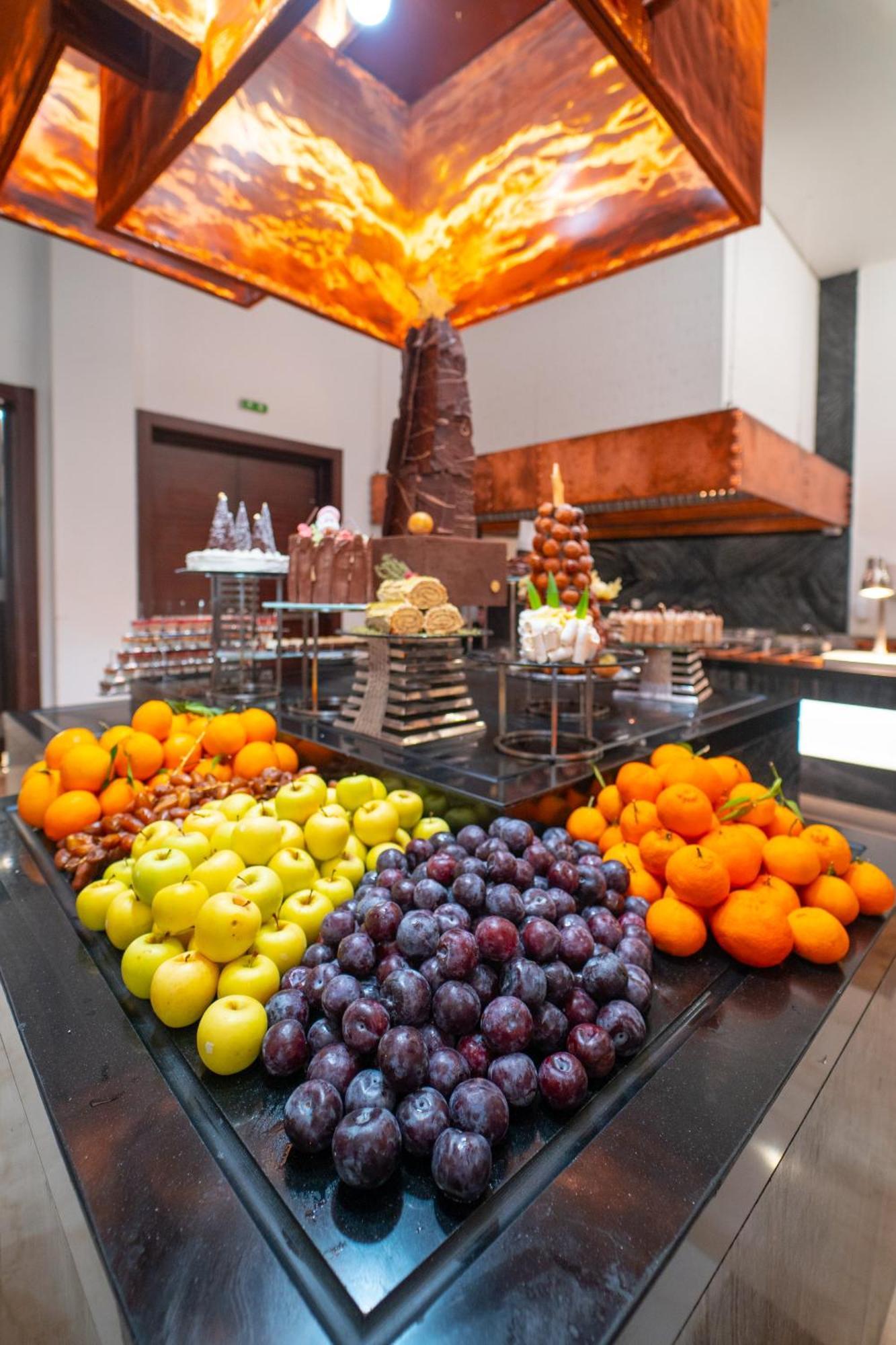 突尼斯莫凡彼酒店 外观 照片 Fruit at a buffet